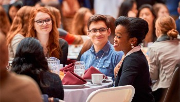 At the 2016 SophoMORE Connections Luncheon, Kelechi Oguh ’08, a leader in the Colgate Real Estate Council, connects with students.